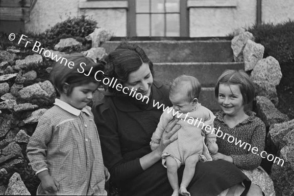 NORMAN WHITE WITH MRS HELEN & MARGARET & GRANIA IN BASKET